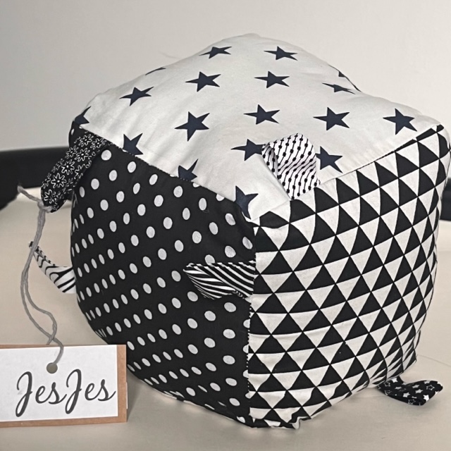 Product: Baby's first kubus zwart-wit '4'